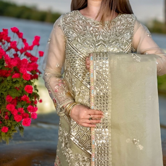 Green Pakistani Suit, Dress, Salwar Kameez - Picture 3 of 11